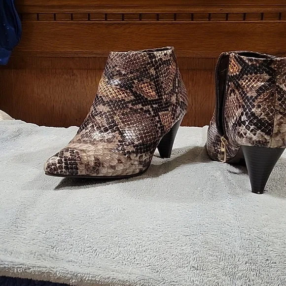 Faux Snake skin boots - Picture 2 of 7